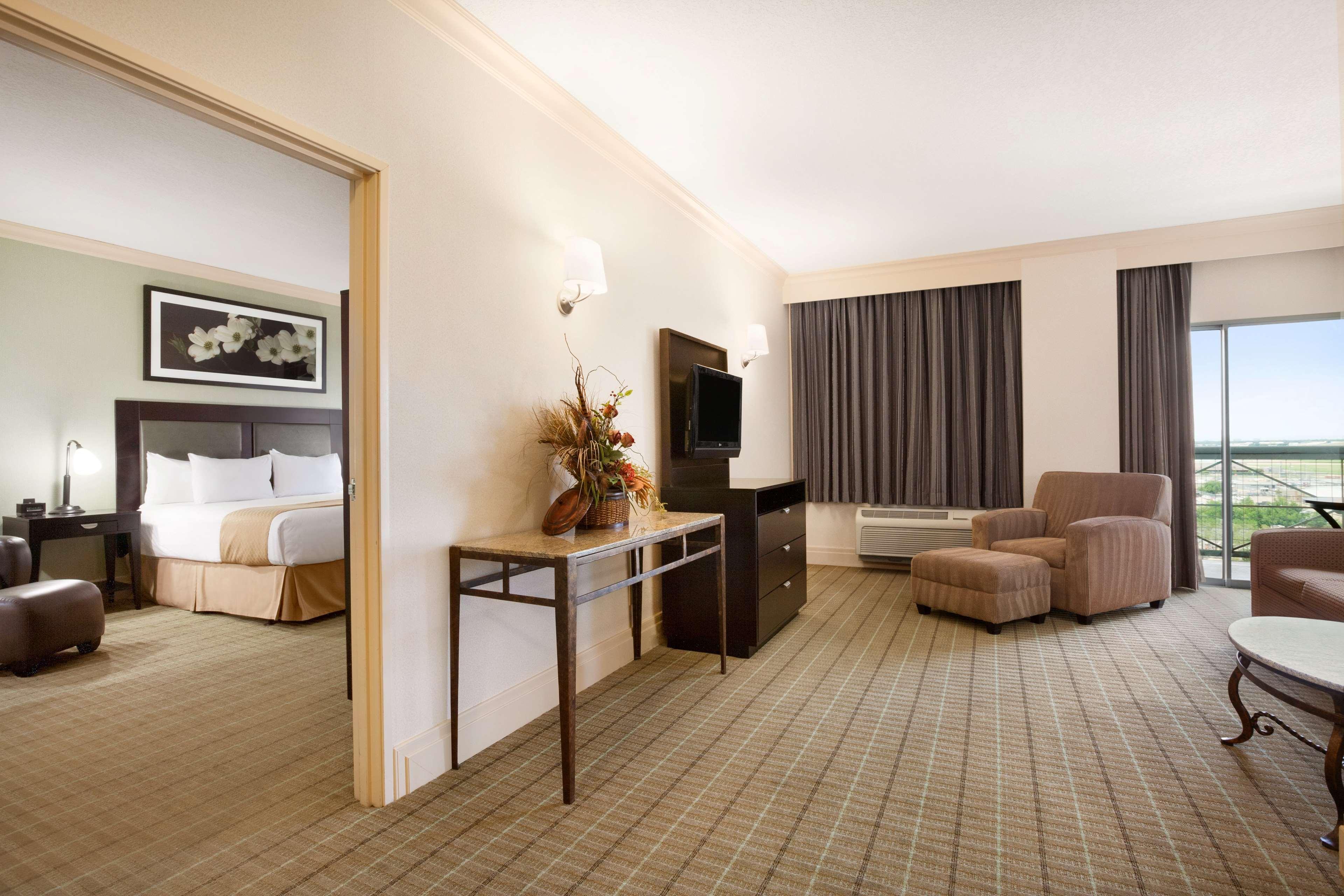 Doubletree By Hilton Hotel Dallas - Love Field Extérieur photo